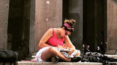 Celeste tomando notas en el Pante&oacute;n de Roma, Italia.&nbsp;