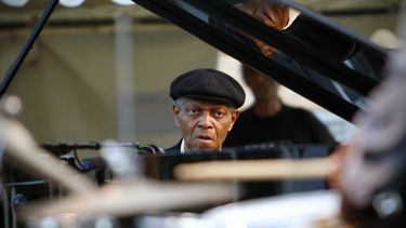 En esta foto de archivo tomada el 22 de julio de 2009, el pianista estadounidense McCoy Tyner se presenta en el escenario del Festival de Jazz de Niza en Niza, sureste de Francia.