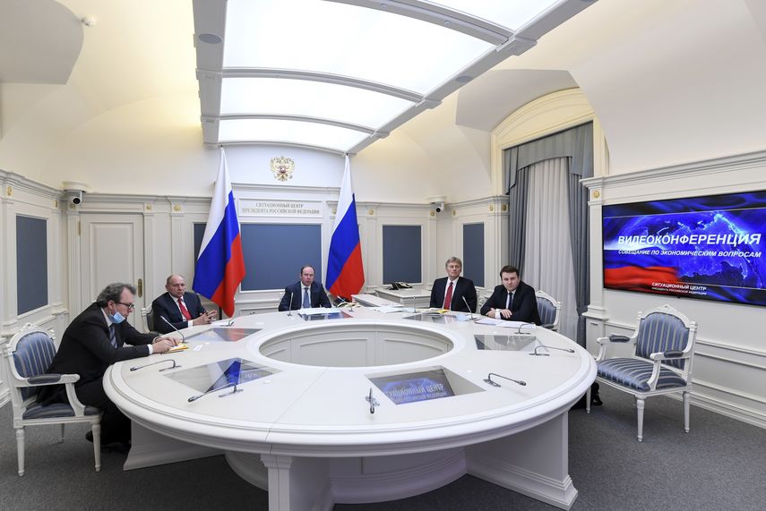 El vocero del Kremlin, Dmitry Peskov 4to desde la izquierda, asiste a una videoconferencia con el presidente Vladimir Putin en Moscú, 14 de abril de 2020. Peskov fue hospitalizado con coronavirus el martes 12 de mayo de 2020. 