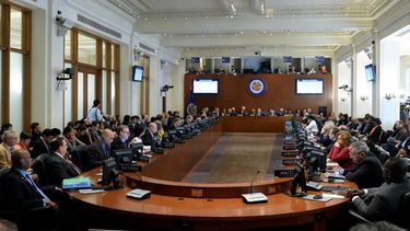 14 Estados miembros de la Organización de Estados Americanos (OEA), entre ellos EEUU, instan a Caracas a fijar un calendario electoral y liberar a los políticos presos.