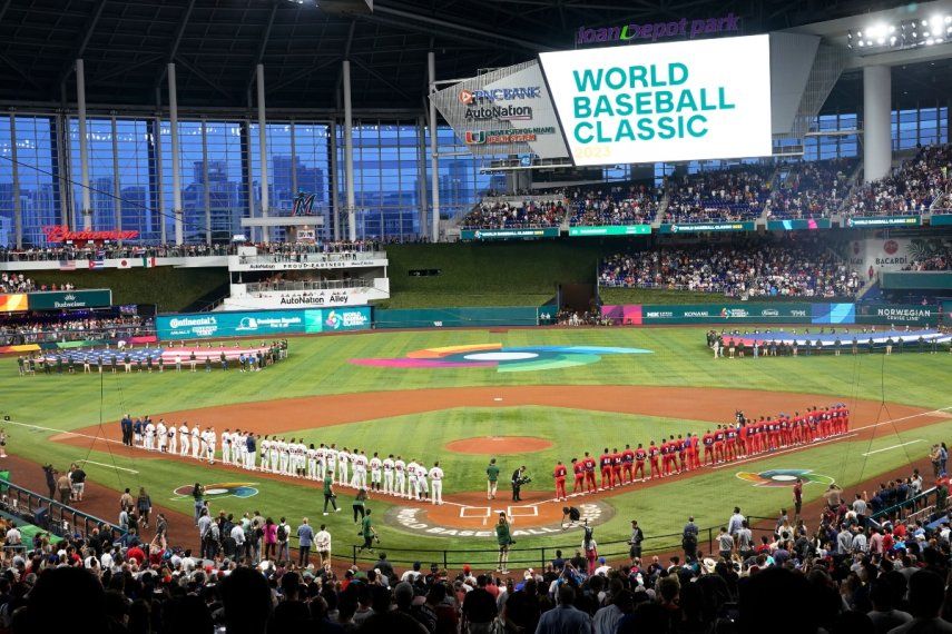 Los equipos de Estados Unidos y Cuba previo a la semifinal del Clásico Mundial de Béisbol, el domingo 19 de marzo de 2023, en Miami.
