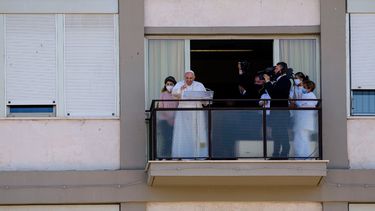Papa Francisco aparece en un balcón de la Policlínica Agostino Gemelli en Rome, el domingo 11 de julio de 2021, donde se recupera de una cirugía intestinal, para ofrecer la bendición tradicional del domingo y la plegaria del Angelus. Francisco, de 84 años, pasó por una operación en la que se extirpó la mitad de su colon
