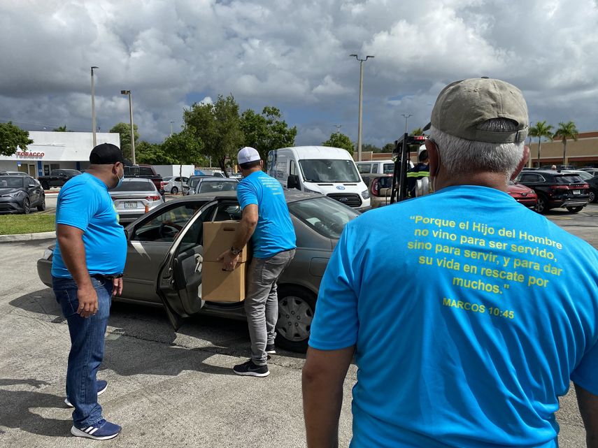 Miembros de la Iglesia Bautista Northside Hialeah demostraron, como se lee en la camiseta de este voluntario, su apego al servicio y la entrega.&nbsp;