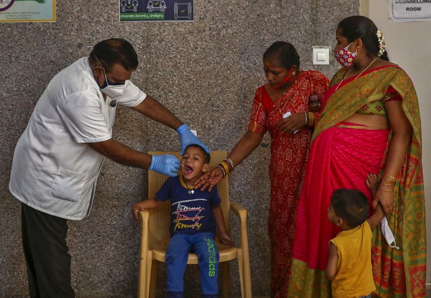 Un trabajador sanitario toma una muestra a un niño para una prueba de detección del coronavirus en Hyderabad, India, el 29 de abril de 2021.&nbsp;