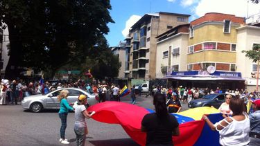 Vecinos de la parroquia San Pedro salieron a las calles de Santa Mónica para manifestar su apoyo a Juan Guaidó.&nbsp;