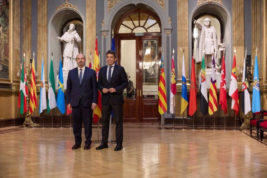 El presidente del Senado, Pedro Rollán (i) y el presidente de la Comunidad Valenciana, Carlos Mazón (d), a su llegada a un debate tras la Comisión General de las Comunidades Autónomas, en el Senado, a 19 de octubre de 2023, en Madrid