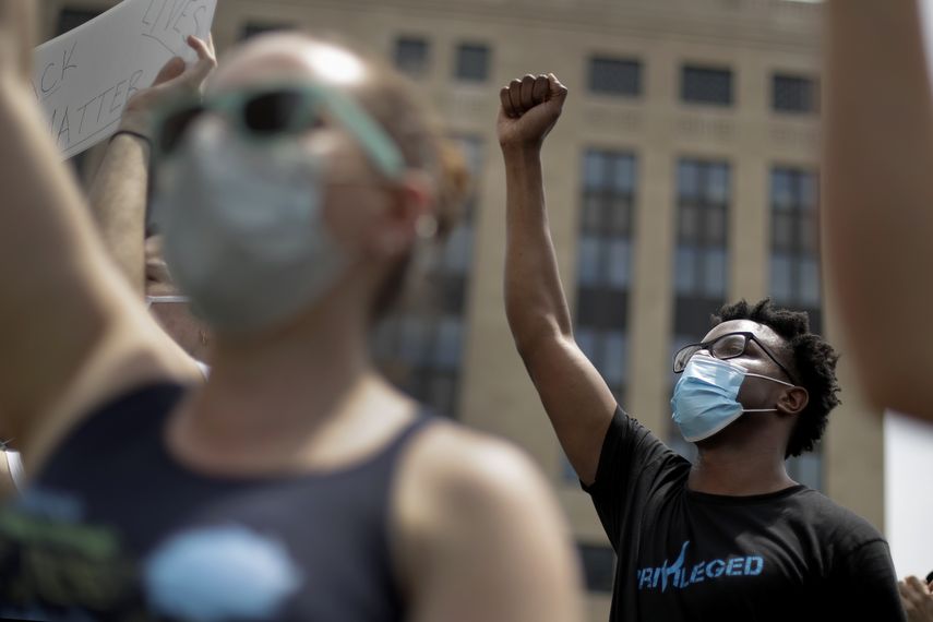George Jefferson protesta por la muerte de George Floyd durante una manifestaci&oacute;n frente a la alcald&iacute;a en Kansas City, Missouri, el viernes 5 de junio de 2020.