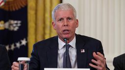 El secretario de Energía de EEUU, Chris Wright, habla durante una reunión con ejecutivos del sector petrolero y gasífero en la Sala Este de la Casa Blanca el 9 de enero de 2026 en Washington, D.C.