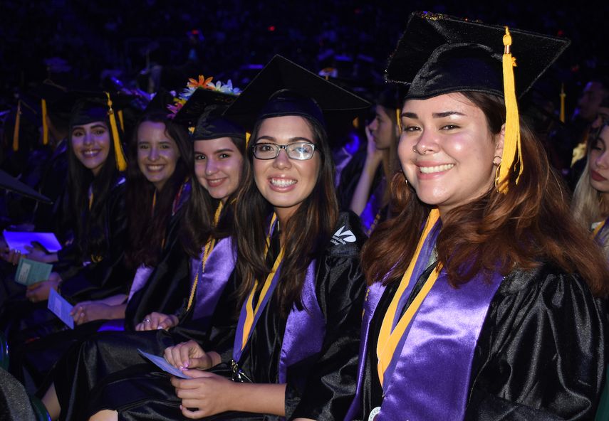 Jóvenes estudiantes se muestran felices en este importante momento. 