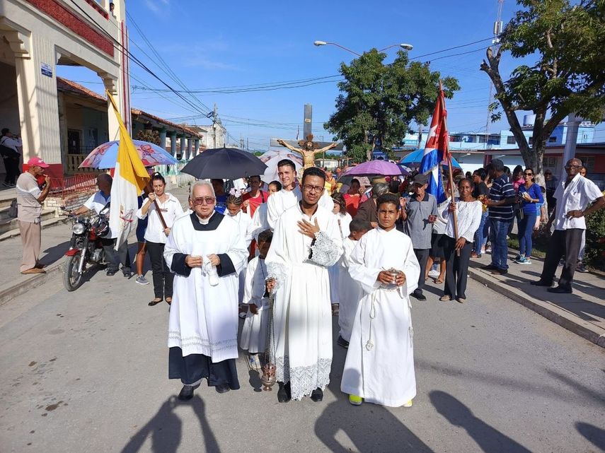 El sacerdote Cirilo Castro Fuentes, párroco en el municipio de San Luis (Pinar del Río), participar en el desfile oficial portando la bandera del Vaticano junto a insignias comunistas.