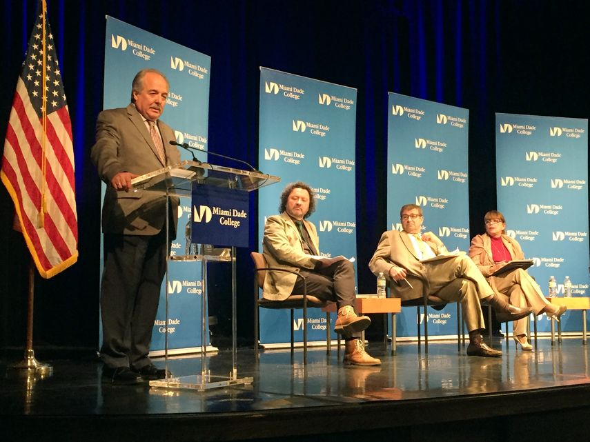 Asdrúbal Aguilar habla durante la conferencia.