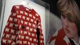 El suéter rojo adornado con un rebaño de ovejas que usó la princesa Diana cuando era joven es exhibido por la casa de subastas Sothebys en Londres, el lunes 17 de julio de 2023.