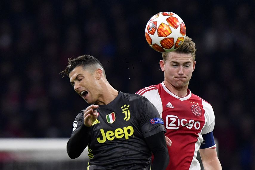 En esta foto del miércoles 10 de abril de 2019, el defensor Matthijs de Ligt (derecha) del Ajax pugna un balón con Cristiano Ronaldo de la Juventus en el partido por los cuartos de final de la Liga de Campeones