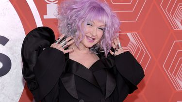 La cantautora y actriz estadounidense Cyndi Lauper llega a la 74 entrega de los Premios Tony en el Winter Garden Theatre este 26 de septiembre de 2021 en la Ciudad de Nueva York.