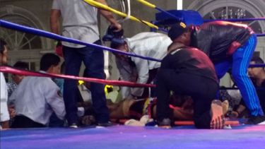 Sobre la lona, el venezolano recibió los primeros auxilios con acciones de reanimación cardiopulmonar antes de ser trasladado en ambulancia hacia el centro asistencial.