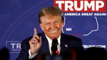 El gran favorito para regresar a la Casa Blanca, el expresidente Donald Trump habla a sus seguridores en Laconia, New Hampshire.