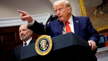 El presidente de Estados Unidos Donald Trump señala a un periodista para que le haga preguntas durante una conferencia de prensa en la Casa Blanca.