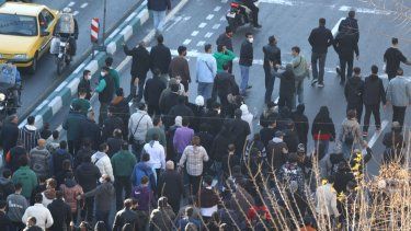 Comerciantes y tenderos protestan en la calle contra las condiciones económicas y la moneda debilitada de Irán en Teherán el 29 de diciembre de 2025.