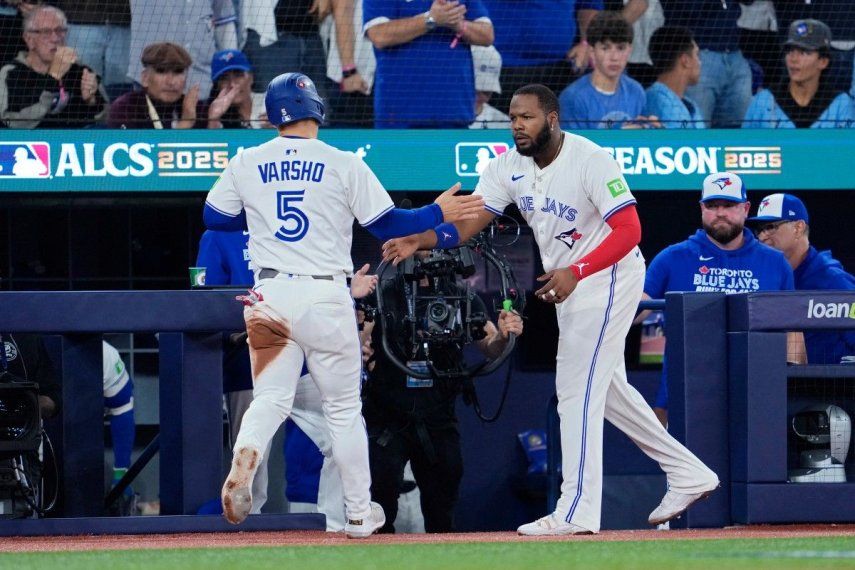 Daulton Varsho #5 de los Toronto Blue Jays recibe la felicitación de Vladimir Guerrero Jr. #27 tras anotar una carrera con un sencillo de Addison Barger #47 durante la segunda entrada contra los Seattle Mariners en el sexto juego de la Serie de Campeonato de la Liga Americana en el Rogers Centre el 19 de octubre de 2025 en Toronto, Ontario. Daulton Varsho #5 de los Toronto Blue Jays recibe la felicitación de Vladimir Guerrero Jr. #27 tras anotar una carrera con un sencillo de Addison Barger #47 durante la segunda entrada contra los Seattle Mariners en el sexto juego de la Serie de Campeonato de la Liga Americana en el Rogers Centre el 19 de octubre de 2025 en Toronto, Ontario.
