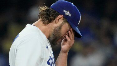 Clayton Kershaw, abridor de los Dodgers de Los Ángeles, se frota la cara después de que Alek Thomas, de los Cascabeles de Arizona, anotara con un doble productor de Evan Longoria, durante la primera entrada del Juego 1 de la Serie Divisional de la Liga Nacional, el sábado 7 de octubre de 2023, en Los Ángeles.