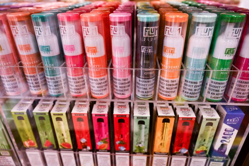 Vapeadores del fabricante juul en una tienda de California.