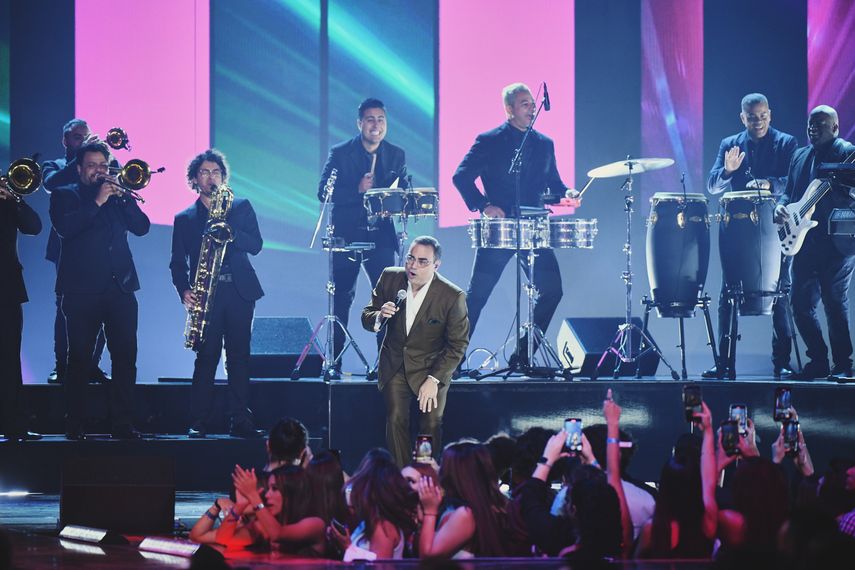 Gilberto Santa Rosa protagoniza uno de los mejores momentos de la gala, el tributo musical en honor a Víctor Manuelle, quien recibió el Premio Lo Nuestro a la Trayectoria, el 23 de febrero de 2022.