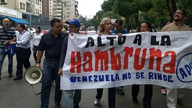 Los educadores se manifestaron por la baja de los salarios y para salvar la democracia de Venezuela.