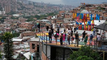 Turistas se toman fotos en la Comuna 13, un barrio de Medellín, Colombia.
