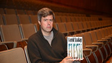 El autor húngaro-británico David Szalay posa con su libro Flesh durante la sesión fotográfica de los finalistas del Premio Booker 2025 en Londres, el 9 de noviembre de 2025, víspera del anuncio del galardón que reconoce obras de ficción en inglés.
