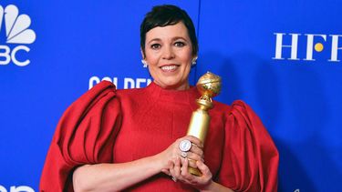 Olivia Colman posa con su Globo de Oro a la mejor actriz en una serie dramática por The Crown.