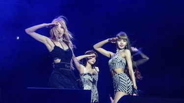 De izquierda a derecha: Rose, Jenni Kim y Lisa de Blackpink durante una presentación en el Festival de Música y Arte de Coachella en Indio, California el 12 de abril de 2019.