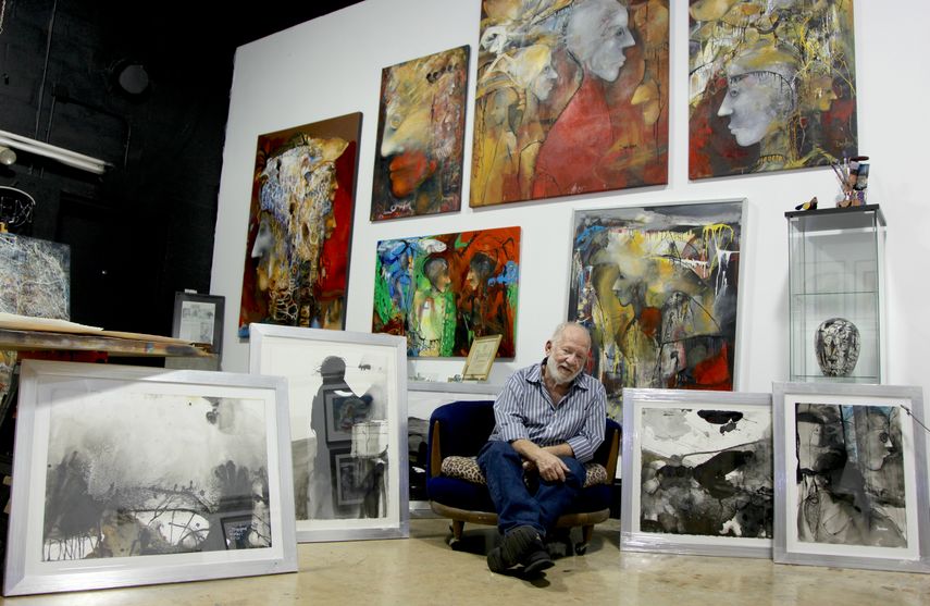 El artista cubano Vicente Dopico, junto a sus cuadros, en su taller en Miami.&nbsp;