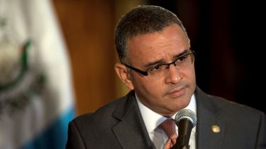 El presidente de El Salvador, Mauricio Funes, escucha una pregunta durante una conferenca de prensa, en Ciudad de Guatemala, el 13 de febrero de 2012.
