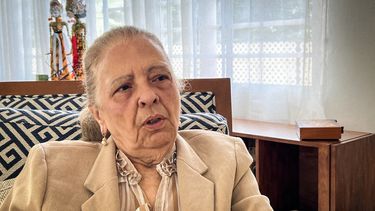 La disidente cubana Martha Beatriz Roque, de 78 años, habla durante una entrevista con la AFP en La Habana, el 23 de febrero de 2024.