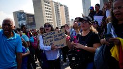 Profesores, funcionarios y pensionados marchan para pedir mayores salarios y pensiones, así como el pago total de sus beneficios.