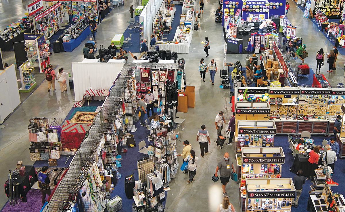 Personas visitan el ASD Market Week, en Las Vegas. Personas visitan el ASD Market Week, en Las Vegas.