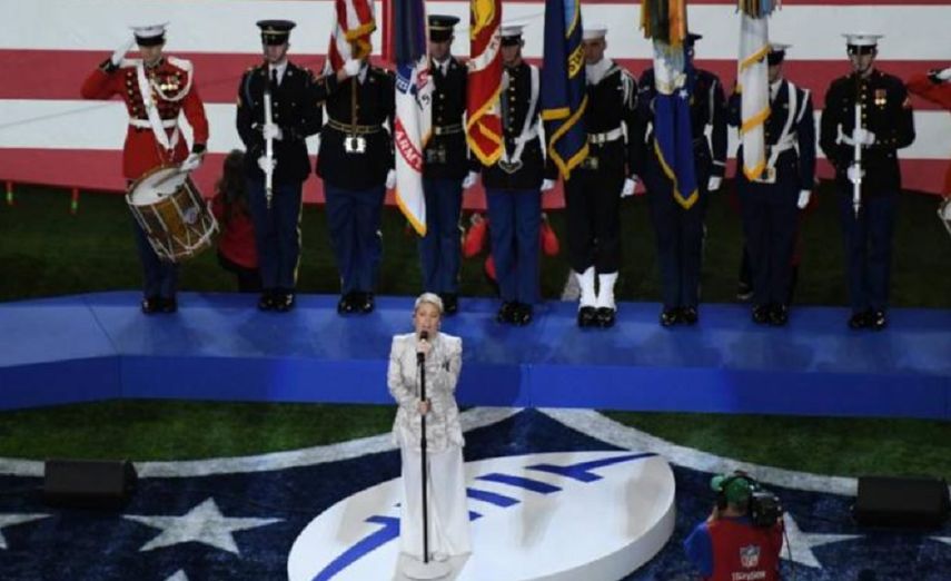 Pink canta el himno de los Estados Unidos antes del comienzo del partido.