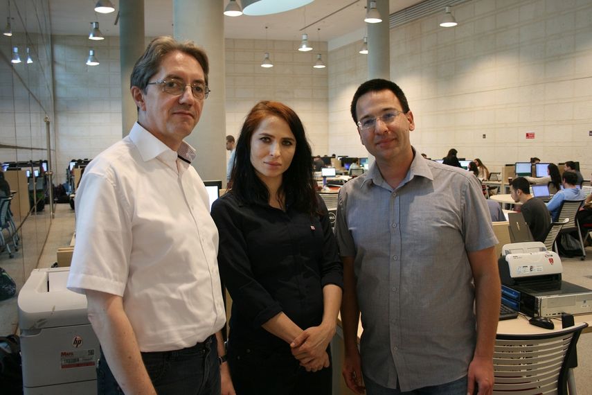 Michael Waidner (i), director del Centro Fraunhofer para Seguridad Cibernética, junto a sus dos directores técnicos Haya Shulman y Michael Schapira en un aula de la Universidad Hebrea de Jerusalén&nbsp;