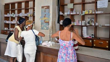 Vista parcial de una farmacia para el pueblo en La Habana.