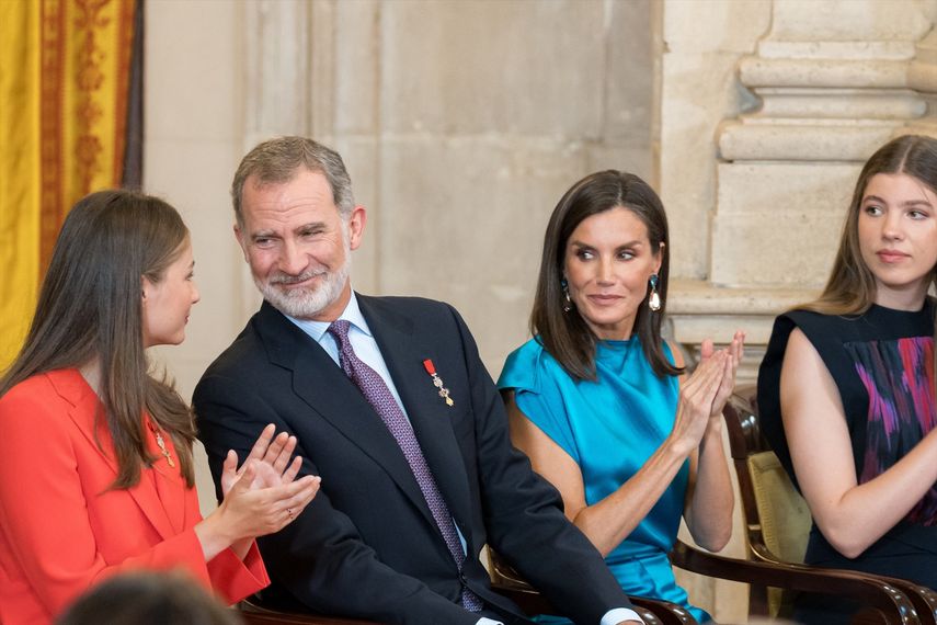 Los Reyes, Felipe VI y Letizia, acompañados de sus Altezas Reales la Princesa Leonor y la Infanta Sofía durante la imposición de condecoraciones con ocasión del X aniversario de la Proclamación de Su Majestad el Rey, en el Palacio Real, a 19 de junio de 2024, en Madrid.