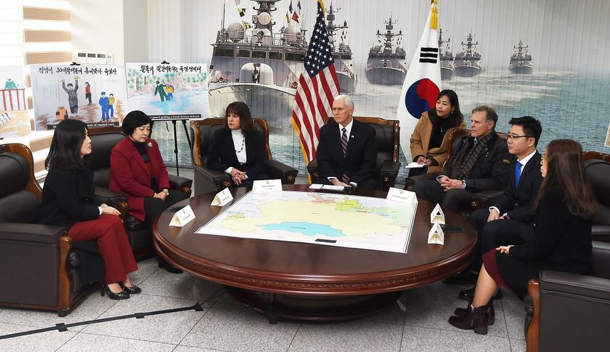 El vicepresidente de EEUU, Mike&nbsp;Pence&nbsp;(c), y su mujer, Karen&nbsp;Pence&nbsp;(3-i), celebran una reunión con un grupo de desertores norcoreanos, en Pyeongtaek,&nbsp;Corea&nbsp;del Sur, el, 9 de febrero de 2018.