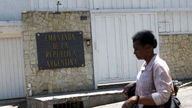 Una mujer pasa por la residencia del embajador de Argentina en Caracas, Venezuela, el miércoles 27 de marzo de 2024.