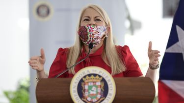 La gobernadora Wanda Vázquez usa una mascarilla durante una conferencia de prensa el jueves 16 de abril de 2020, en San Juan, Puerto Rico.