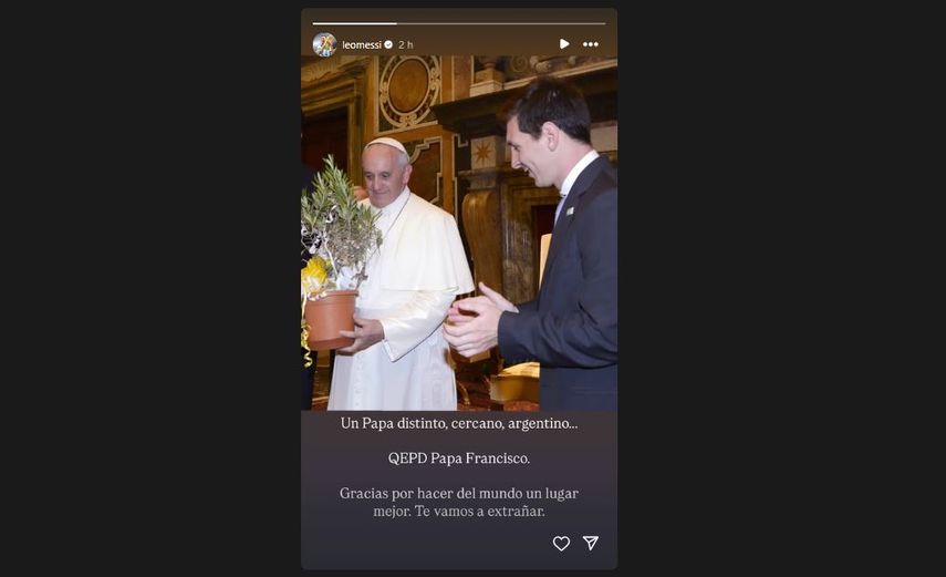 El futbolista Lionel Messi y el papa Francisco.  El futbolista Lionel Messi y el papa Francisco.