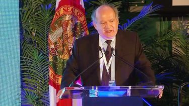 Carlos Blanco, exintegrante de la Comisión Presidencial por la Reforma del Estado, habla a la audiencia. (JOSÉ PERNALETE)