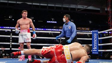 El turco Avni Yildirim cae a la lona ante una serie de golpes del&nbsp; mexicano Saúl Canelo Álvarez en el tercer asalto de la pelea que se disputó el sábado 27 de febrero en Miami