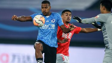 El venezolano Salom&oacute;n Rond&oacute;n, izquierda, disputa un bal&oacute;n durante un juego de la liga china
