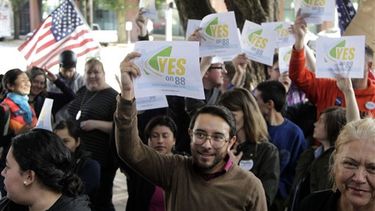 Partidarios de la Medida 88 se manifiestan en Portland, Oregón. Aun mientras el presidente Barack Obama busca amparar a millones de inmigrantes que están en el país sin autorización, el fracaso de una medida que buscaba da