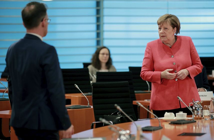 La canciller alemana, Angela Merkel, a la derecha, y el ministro alem&aacute;n de Exteriores, Heiko Maas, a la izquierda, asisten a la reuni&oacute;n semanal del gabinete en la canciller&iacute;a en Berl&iacute;n, Alemania, el mi&eacute;rcoles 24 de junio de 2020.&nbsp;