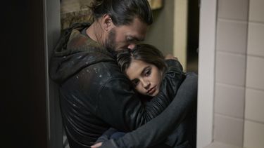 En esta imagen difundida por Netflix, Jason Momoa e Isabela Merced en una escena de Sweet Girl.&nbsp;
